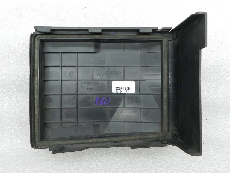 Skoda Octavia oriģinālais pārsegs centrālajam elektrības panelim