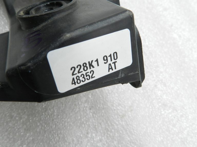 VW Golf oriģināls aizmugurējā labā bampera kronšteins 1K6807394