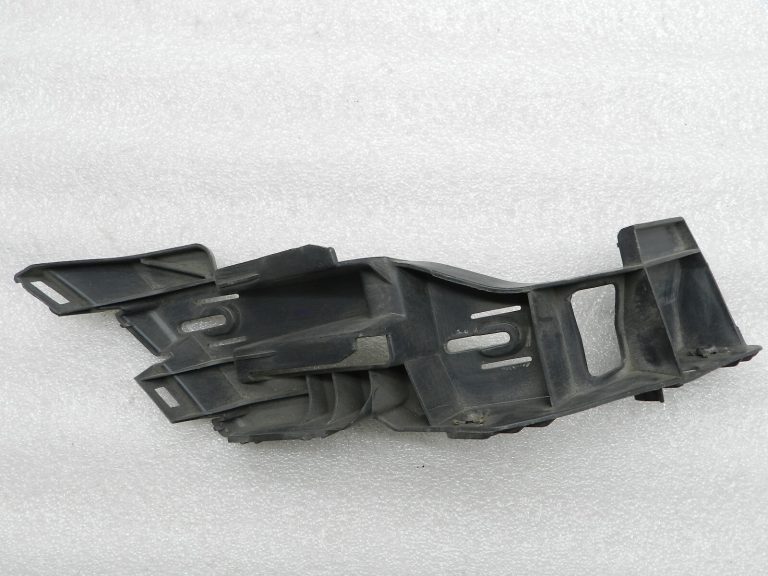 VW Golf oriģināls aizmugurējā labā bampera kronšteins 1K6807394