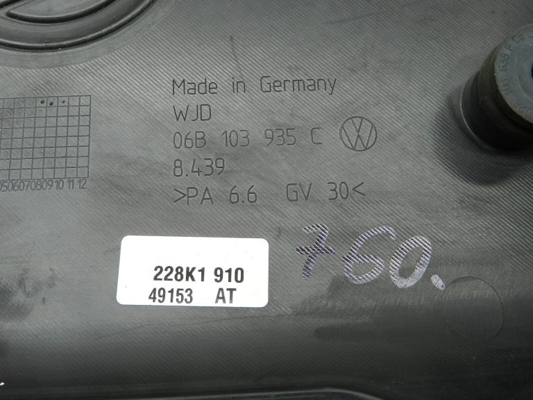 VW Passat oriģinālais motora vāks 06b103935