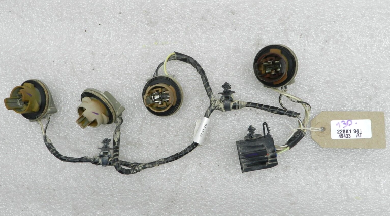 Chrysler Grand Voyager oriģinālo aizmugurējo gaismu instalācijas spuldzes turētājs