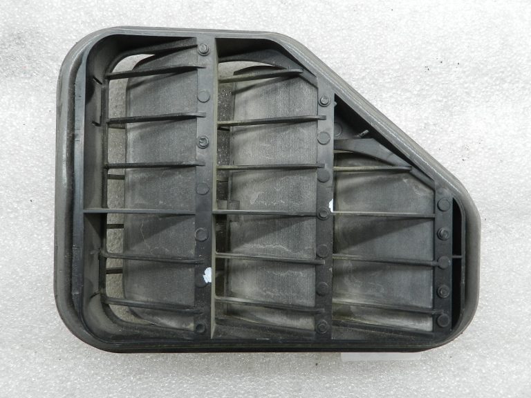 VW Tiguan oriģinālā virsbūves ventilācijas režģis pa labi