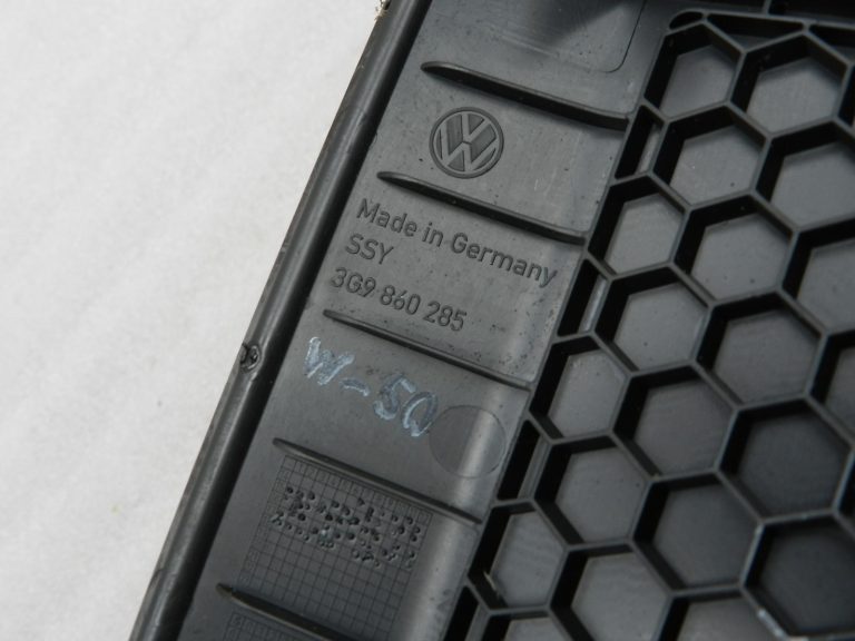 VW Passat oriģinālais brīdinājuma trīsstūra turētājs