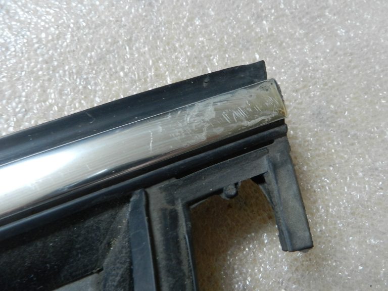 VW Passat B7 Oriģināls hromēts durvju līstes priekšējais kreisais SCRATCHES!