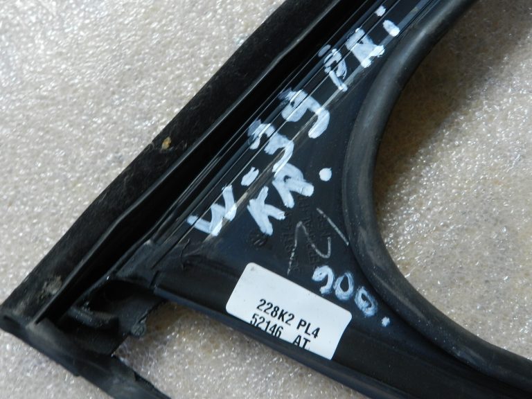 VW Passat B7 Oriģināls hromēts durvju līstes priekšējais kreisais SCRATCHES!