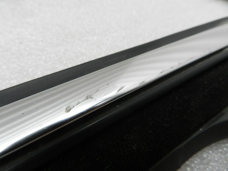 VW Passat B7 Oriģināls hromēts durvju līstes aizmugurējā labajā pusē SCRATCHES!