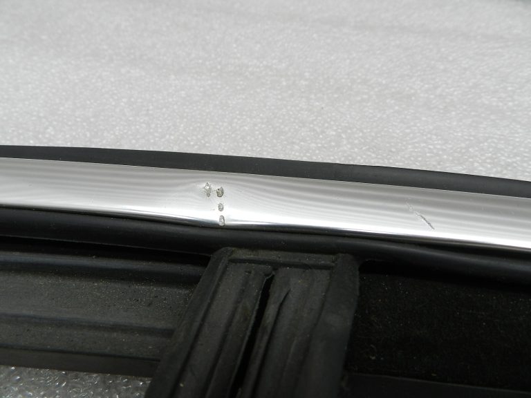 VW Passat B7 Oriģināls hromēts durvju līstes aizmugurējā labajā pusē SCRATCHES!