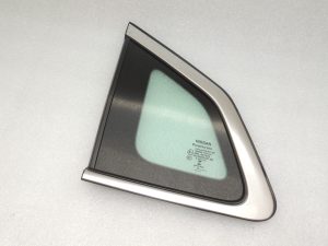 Nissan Qashqai J11 Aizmugurējais kreisais ceturtdaļas stikls 833134EA0A