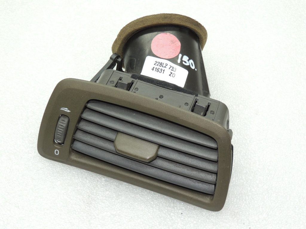 Volvo V70 II Ventilācijas ventilācijas režģis priekšējā paneļa labajā pusē 3409375