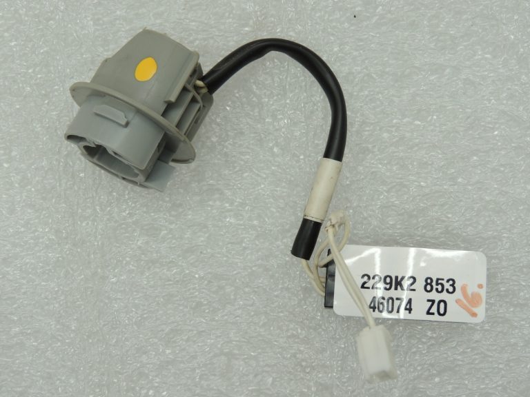 Toyota Avensis T27 interjera aizmugurējās gaismas kronšteins kreisais labais 8158505140