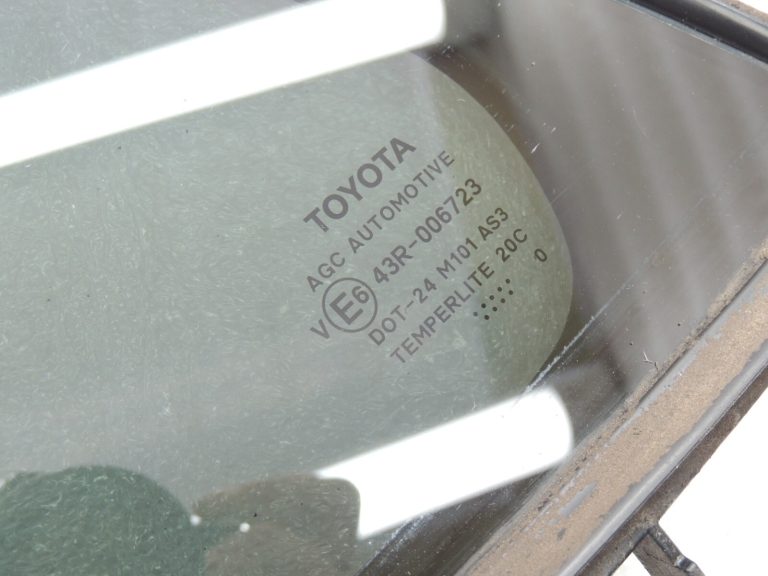 Toyota Avensis T27 Aizmugurējais kreisās puses logs 6812405110