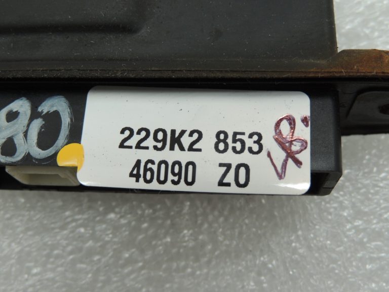 Toyota Avensis T27 aizmugurējo durvju rokturis atveres slēdzis 8484028030