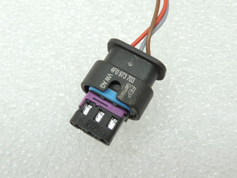 Seat Cupra Leon KL8 savienotājs stāvvietas sensors 3pin 4H0973703