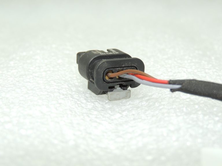 Seat Cupra Leon KL8 savienotājs stāvvietas sensors 3pin 4H0973703