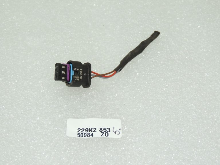 Seat Cupra Leon KL8 savienotājs stāvvietas sensors 3pin 4H0973703