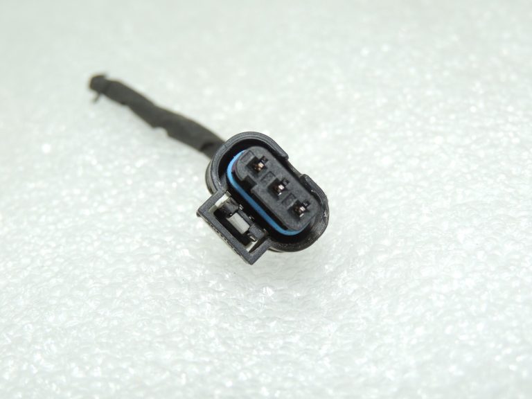 Seat Cupra Leon KL8 savienotājs stāvvietas sensors 3pin 4H0973703