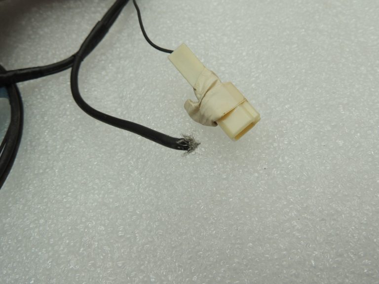 Toyota Avensis T27 antenas pastiprinātāja vadu instalācija 8630005200