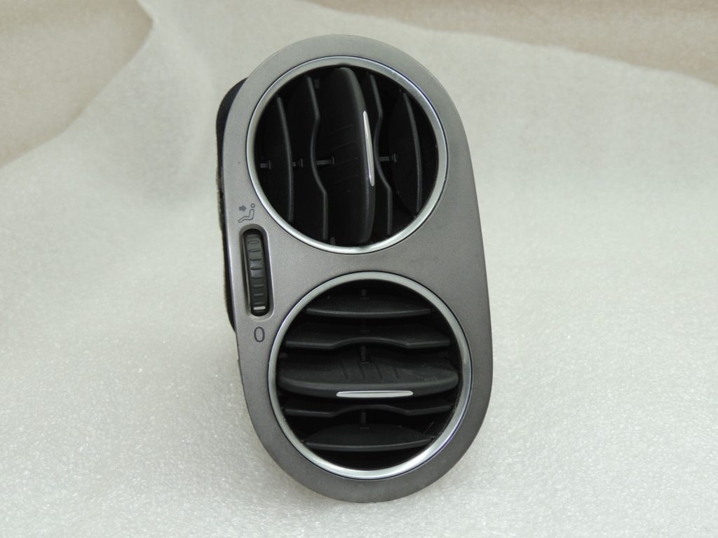 VW Tiguan 5N Gaisa izplūdes atveres ventilācijas sistēma Priekšējā labā 5M0819759