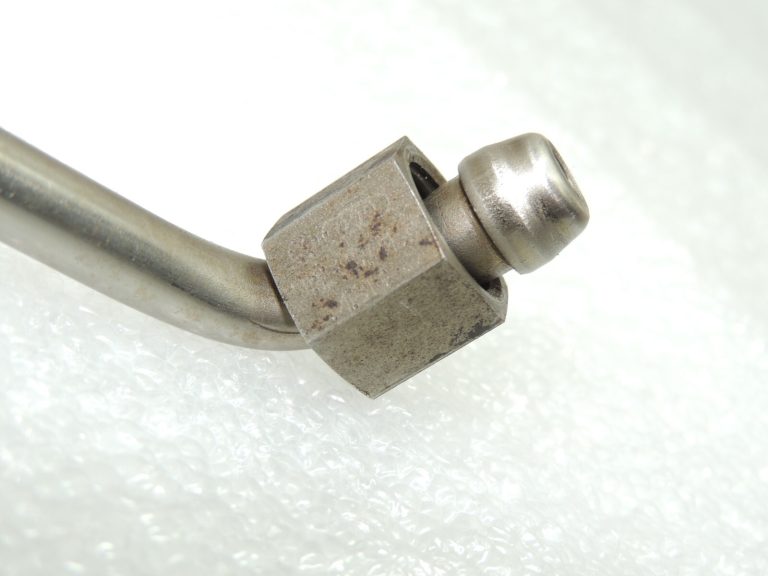 VW Audi Audi Seat Skoda 2.0TDi eļļas padeves līnija turbokompresors 03L145771B