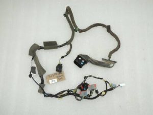 Ford Focus III durvju instalācija priekšējā labā 2121151 F1ET-14K138-AEK
