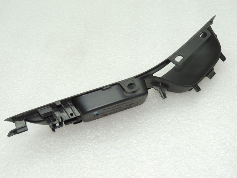 Ford Focus III vāks elektriskā loga slēdža durvju vāks priekšējais labais 1733663