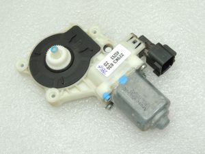 Ford Focus III logu regulatora motors aizmugurējais labais 1870551 6CP1-14A389-K3C