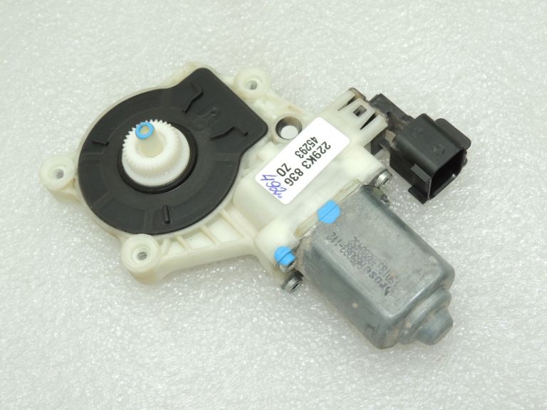Ford Focus III logu regulatora motors aizmugurējais labais 1870551 6CP1-14A389-K3C