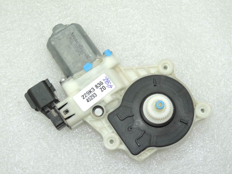 Ford Focus III logu regulatora motors aizmugurējais labais 1870551 6CP1-14A389-K3C