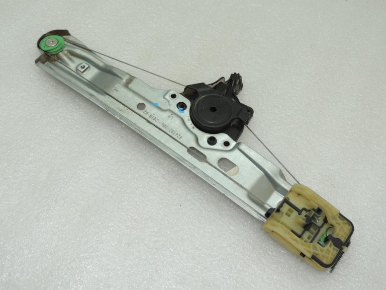 Ford Focus III aizmugurējais kreisais loga regulators 1870372 BM51-A27001-BE