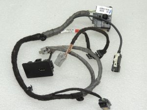Ford Focus III vadu instalācija centrālās konsoles USB ligzda 2215022 F1FT-15K857-AEC