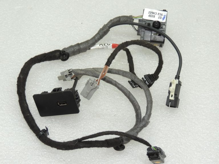 Ford Focus III vadu instalācija centrālās konsoles USB ligzda 2215022 F1FT-15K857-AEC