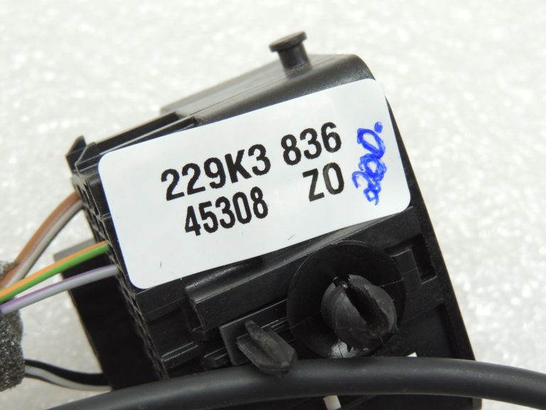 Ford Focus III vadu instalācija centrālās konsoles USB ligzda 2215022 F1FT-15K857-AEC