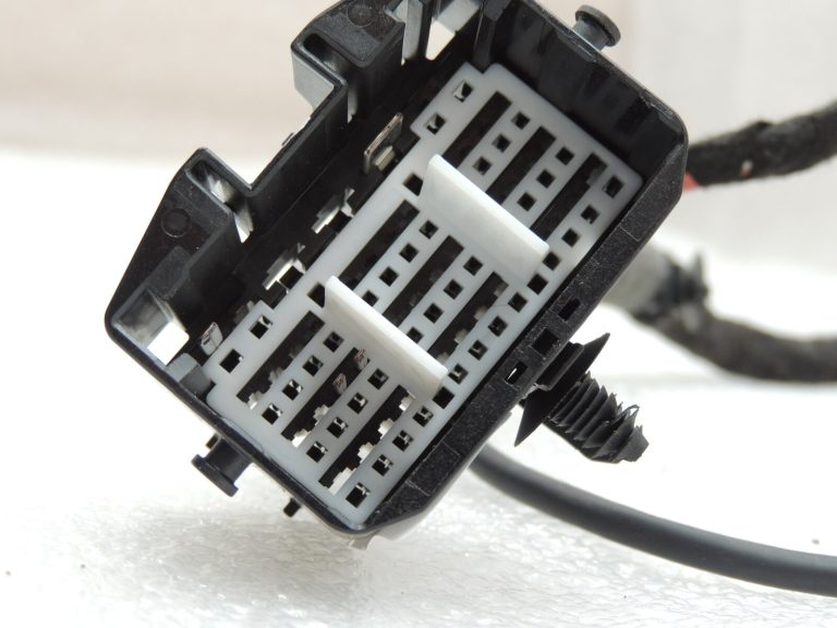 Ford Focus III vadu instalācija centrālās konsoles USB ligzda 2215022 F1FT-15K857-AEC