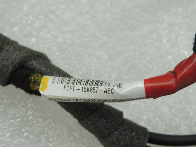 Ford Focus III vadu instalācija centrālās konsoles USB ligzda 2215022 F1FT-15K857-AEC