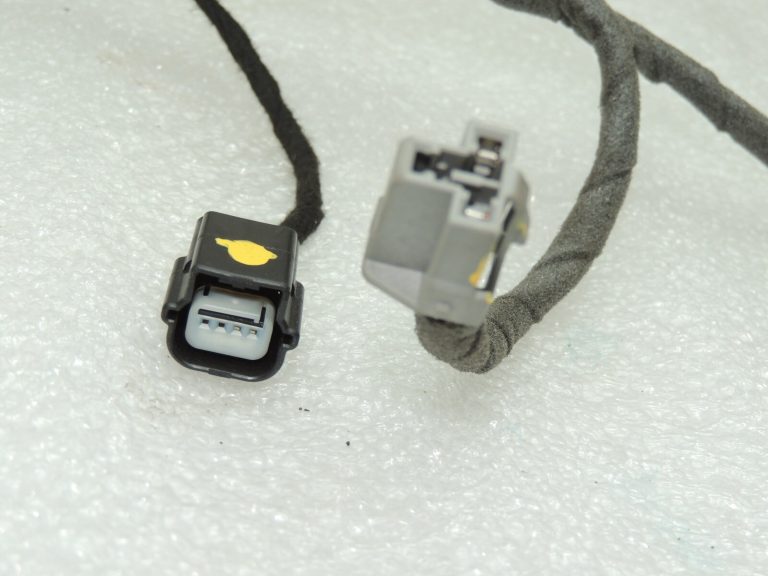 Ford Focus III vadu instalācija centrālās konsoles USB ligzda 2215022 F1FT-15K857-AEC