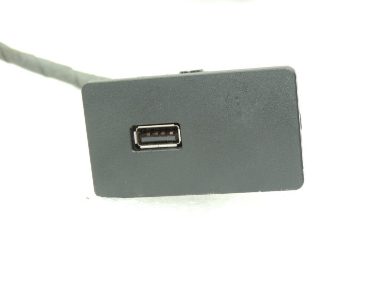 Ford Focus III vadu instalācija centrālās konsoles USB ligzda 2215022 F1FT-15K857-AEC
