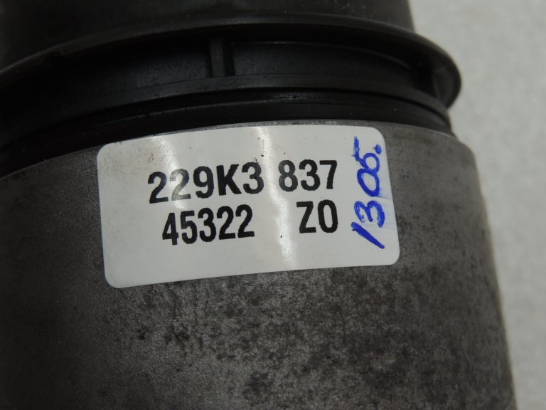 Ford Focus III 1.5TDCi eļļas filtra korpuss ar radiatoru 1685820 AV6Q-6L625-AA