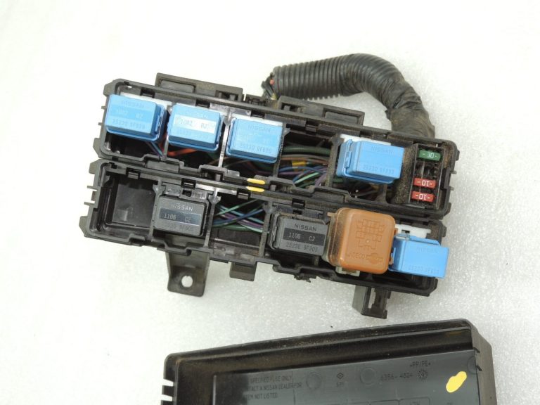Nissan Navara II 4×4 3.0dCi drošinātāju kārba 2438351E01 252307991D