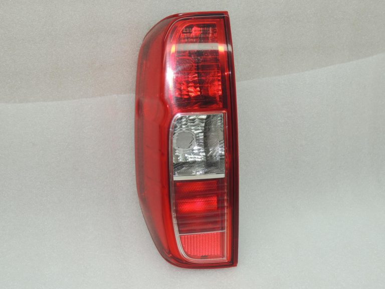 Nissan Navara II 4×4 aizmugurējais kreisais lukturis 26555EB38B