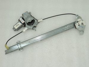 OEM Nissan Navara II 4x4 logu regulators ar motoru aizmugurējā labajā pusē 827003X30A