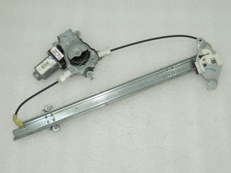 OEM Nissan Navara II 4×4 logu regulators ar motoru aizmugurējā labajā pusē 827003X30A