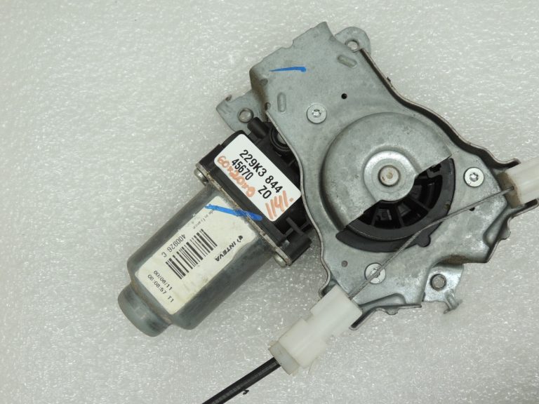 OEM Nissan Navara II 4×4 logu regulators ar motoru aizmugurējā labajā pusē 827003X30A
