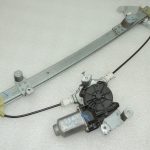 OEM Nissan Navara II 4×4 logu regulators ar motoru aizmugurējā labajā pusē 827003X30A