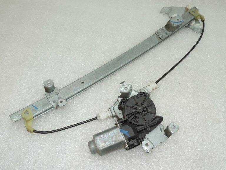 OEM Nissan Navara II 4×4 logu regulators ar motoru aizmugurējā labajā pusē 827003X30A