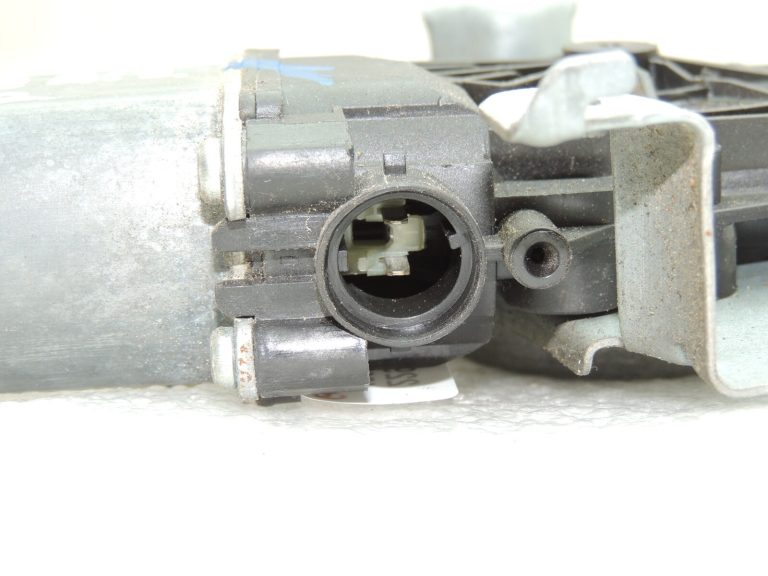 OEM Nissan Navara II 4×4 logu regulators ar motoru aizmugurējā labajā pusē 827003X30A
