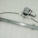 OEM Nissan Navara II 4×4 logu regulators ar motoru aizmugurējais kreisais 827013X30A