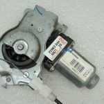 OEM Nissan Navara II 4×4 logu regulators ar motoru aizmugurējais kreisais 827013X30A