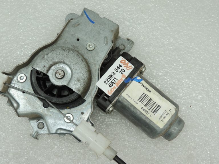 OEM Nissan Navara II 4×4 logu regulators ar motoru aizmugurējais kreisais 827013X30A