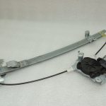 OEM Nissan Navara II 4×4 logu regulators ar motoru aizmugurējais kreisais 827013X30A