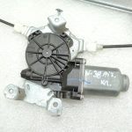 OEM Nissan Navara II 4×4 logu regulators ar motoru aizmugurējais kreisais 827013X30A